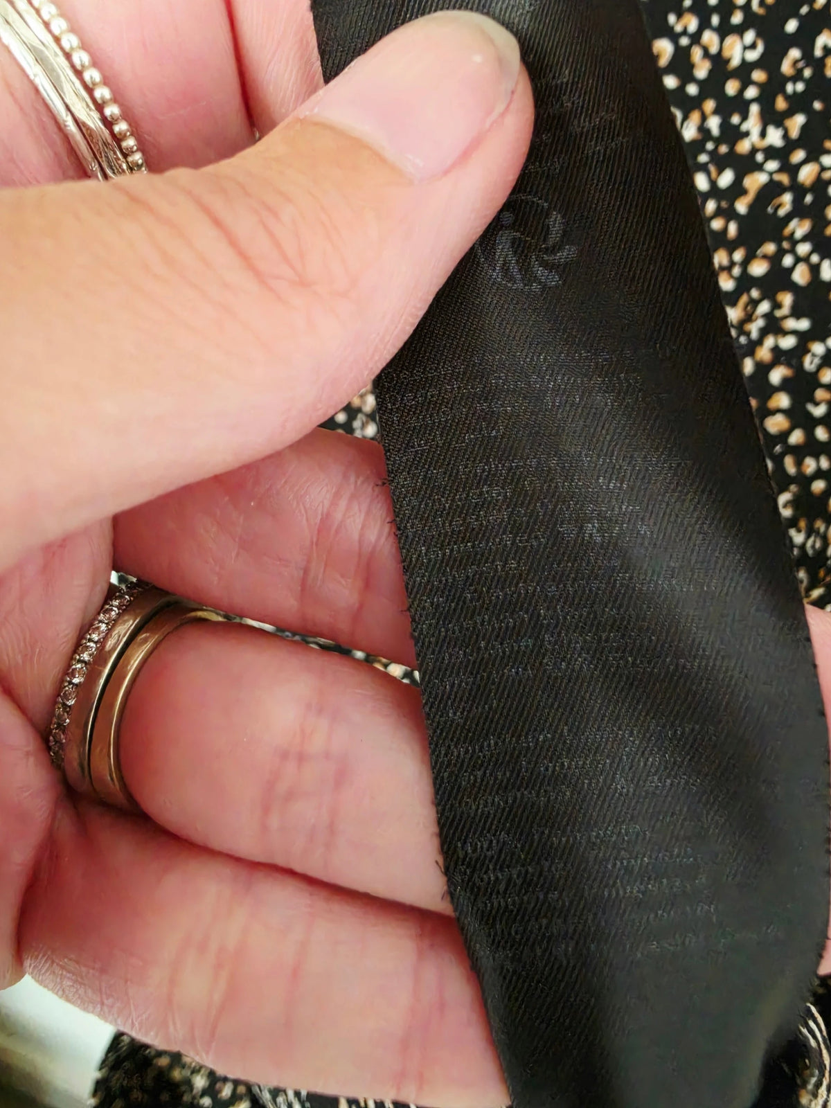 Robe à imprimé noir et marron cognac
