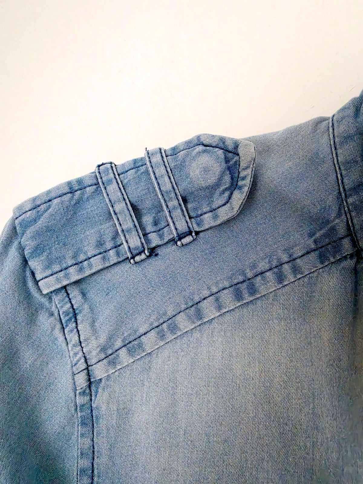 Chemise en denim bleu délavé