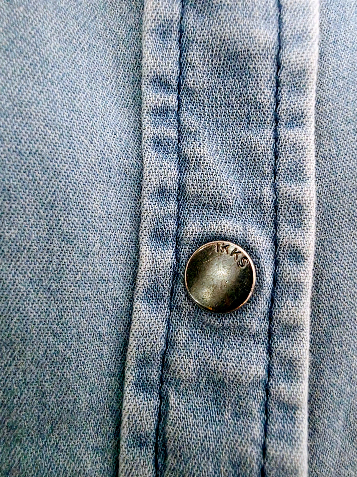 Chemise en denim bleu délavé