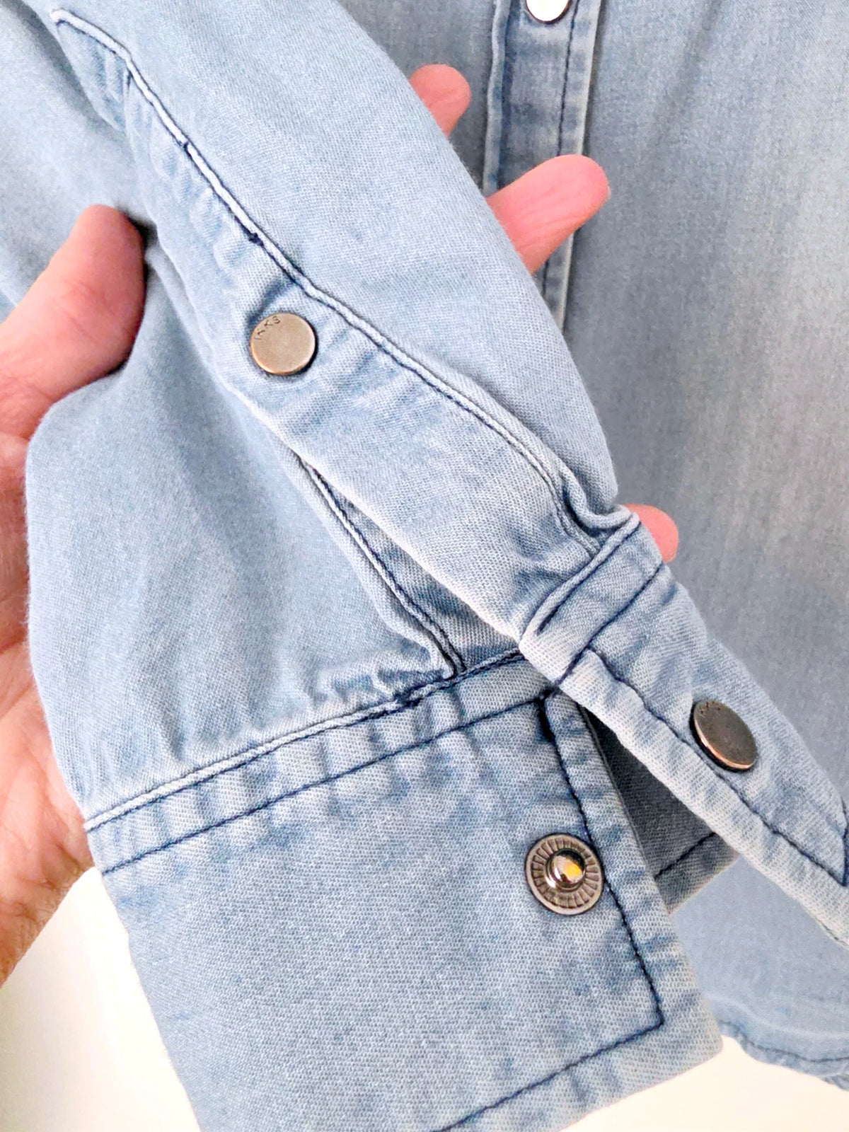 Chemise en denim bleu délavé