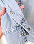 Chemise en denim bleu délavé