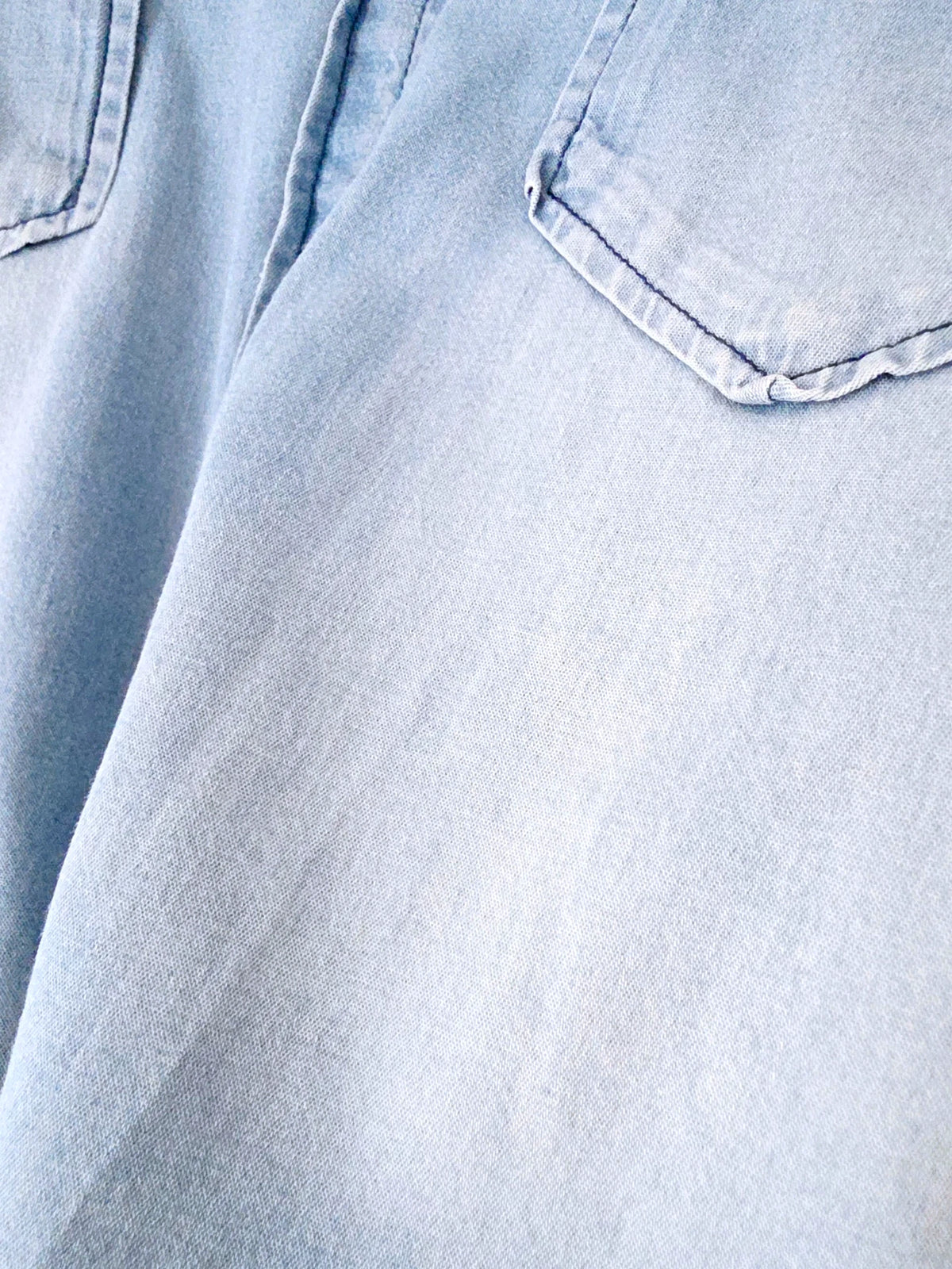 Chemise en denim bleu délavé