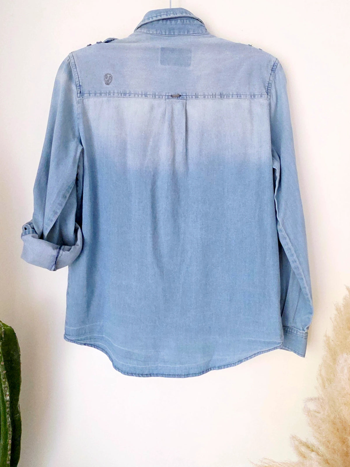 Chemise en denim bleu délavé