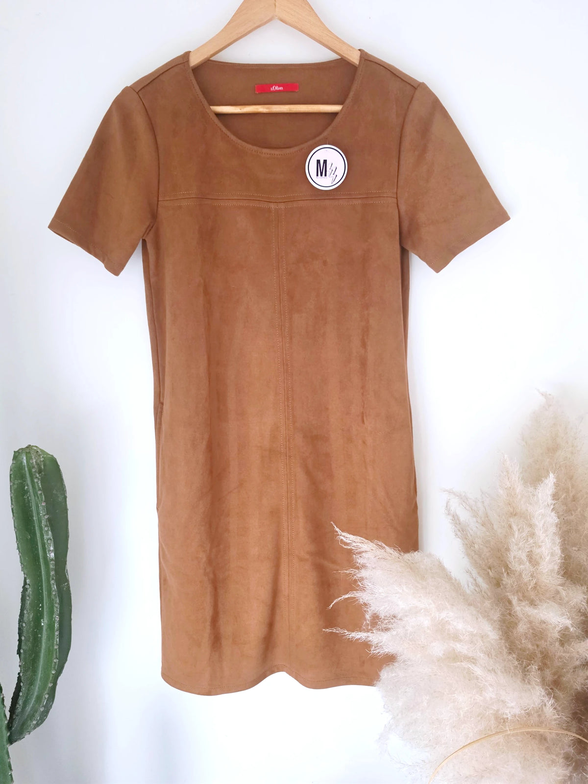 Robe suédine de couleur cognac - 𝐌𝐚𝐫𝐢𝐧𝐚𝟒𝟒𝐟𝐚𝐦𝐢𝐥𝐲