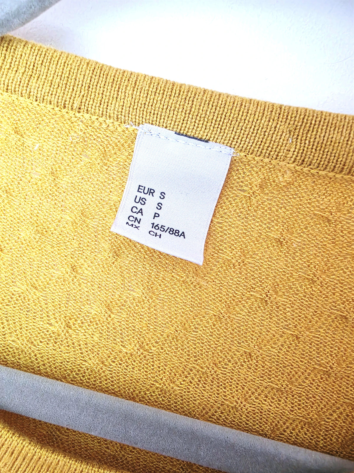 Pull jaune moutarde à maille fine