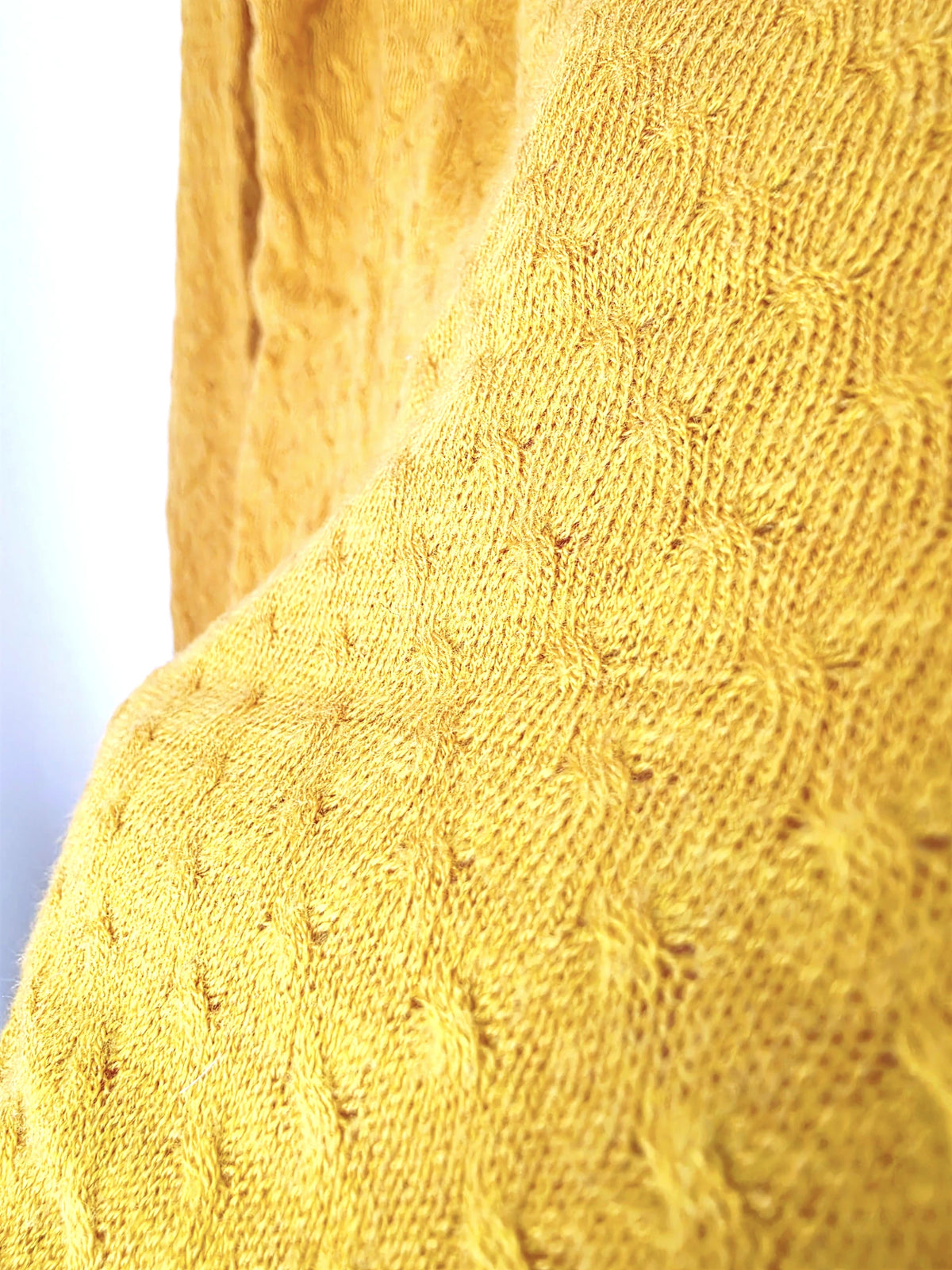 Pull jaune moutarde à maille fine