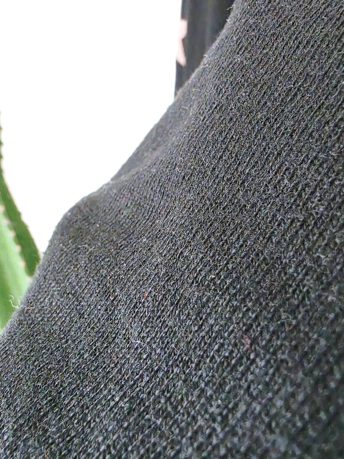 Pull noir à maille fine dos à strass