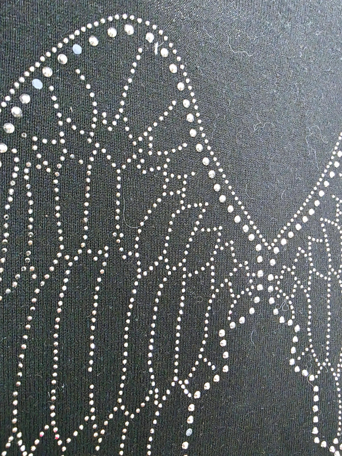 Pull noir à maille fine dos à strass
