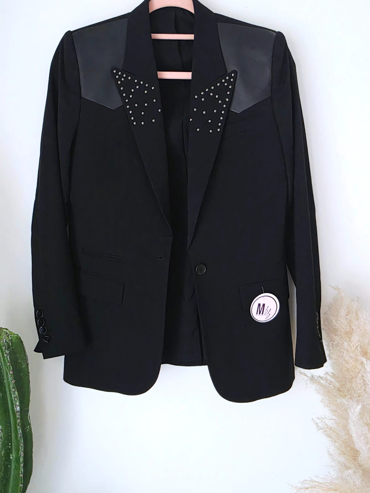 Blazer noir à épaulettes en cuir et clouté