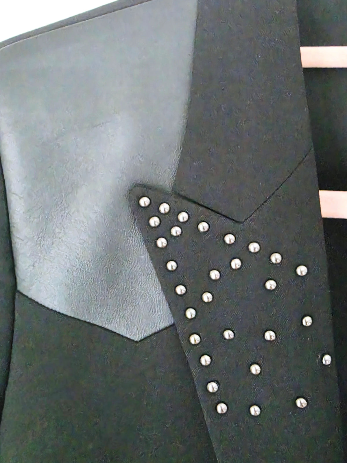 Blazer noir à épaulettes en cuir et clouté
