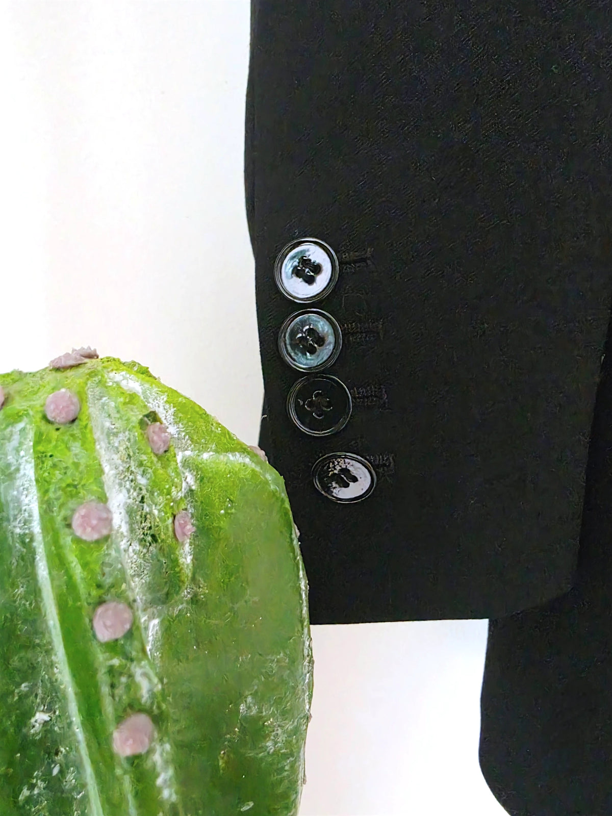 Blazer noir à épaulettes en cuir et clouté