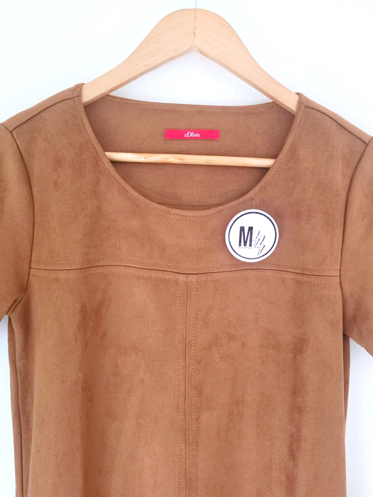 Robe suédine de couleur cognac - 𝐌𝐚𝐫𝐢𝐧𝐚𝟒𝟒𝐟𝐚𝐦𝐢𝐥𝐲