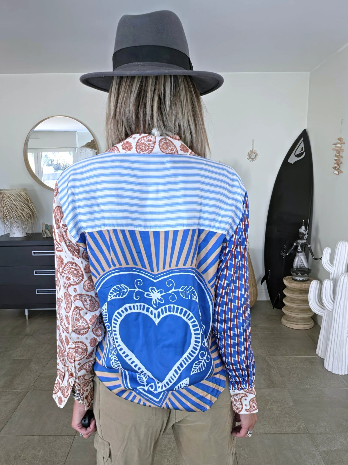 Chemise beige à imprimé et inscriptions