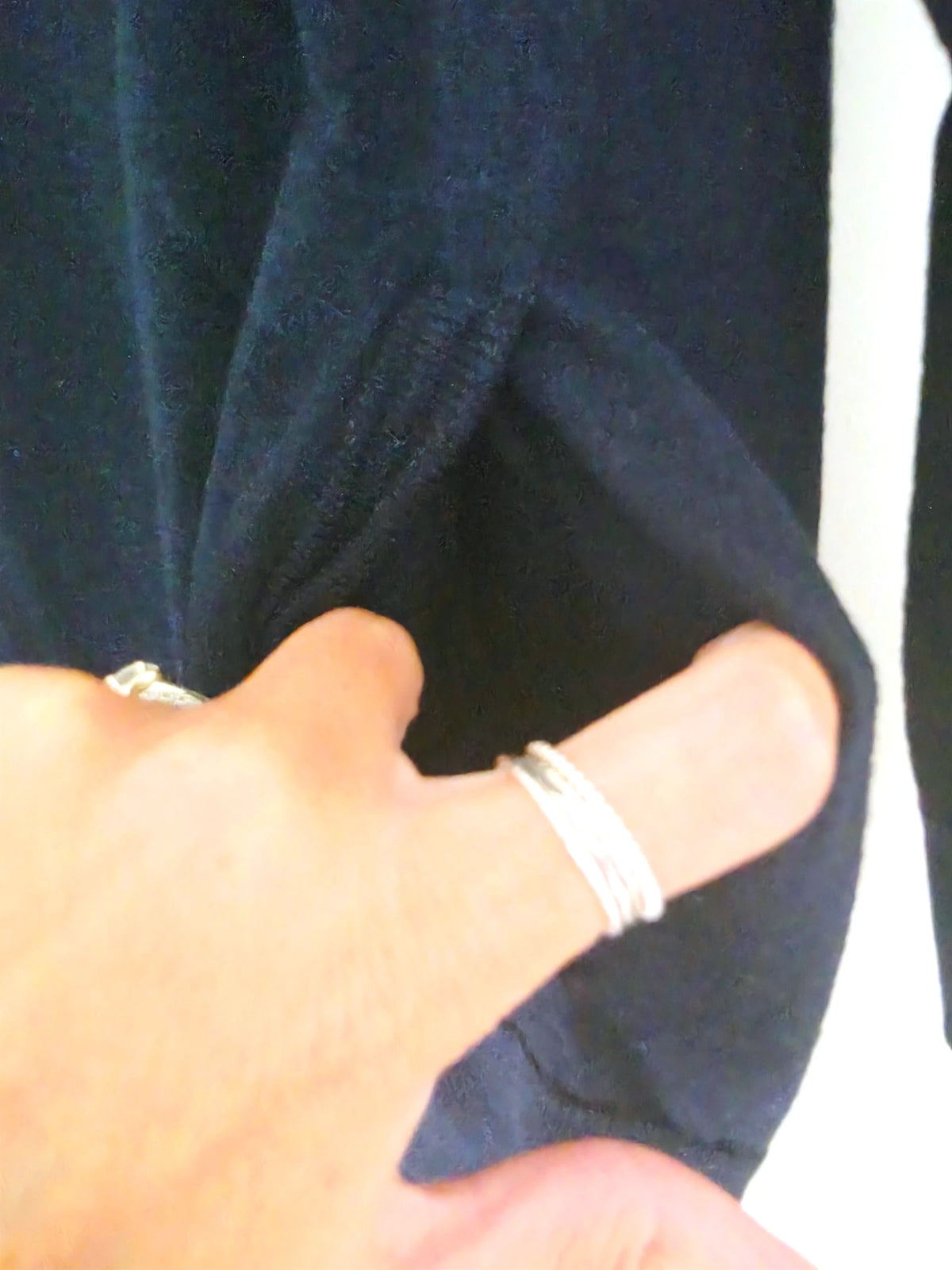 Pull bleu marine à poche léopard - 𝐌𝐚𝐫𝐢𝐧𝐚𝟒𝟒𝐟𝐚𝐦𝐢𝐥𝐲