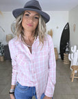 Chemise à carreaux rose avec dos en dentelle
