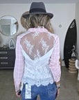 Chemise à carreaux rose avec dos en dentelle
