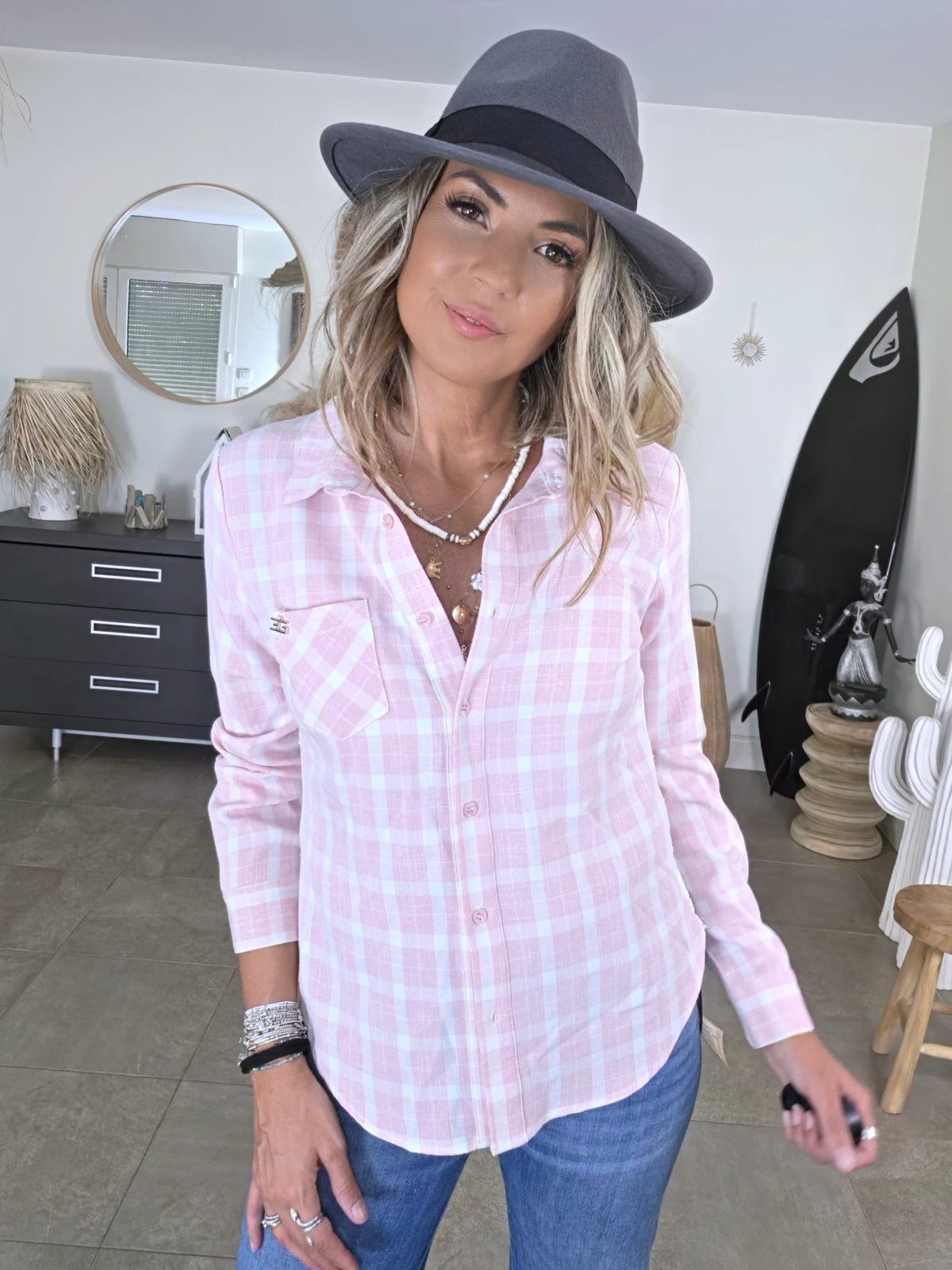 Chemise à carreaux rose avec dos en dentelle