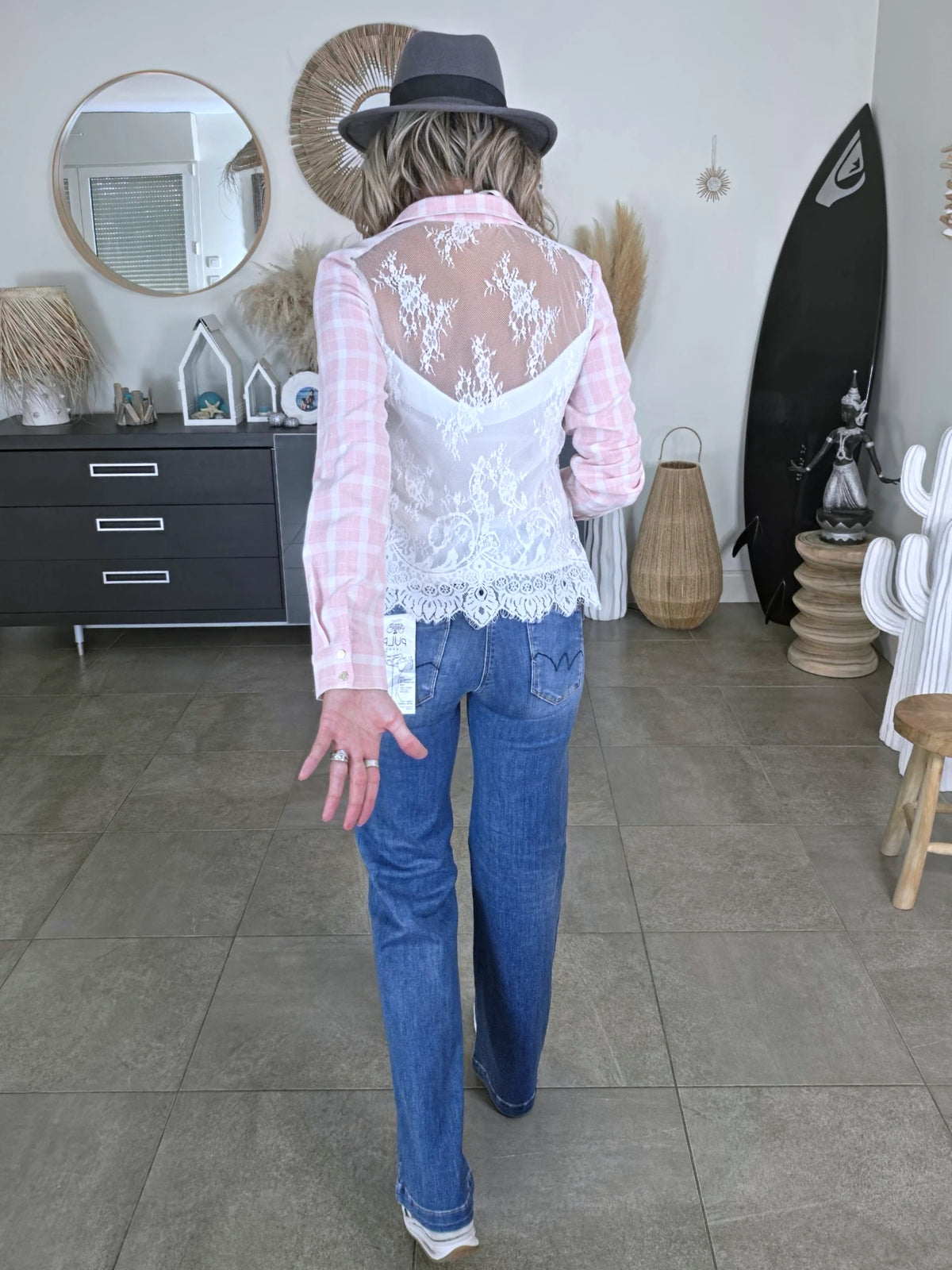 Chemise à carreaux rose avec dos en dentelle