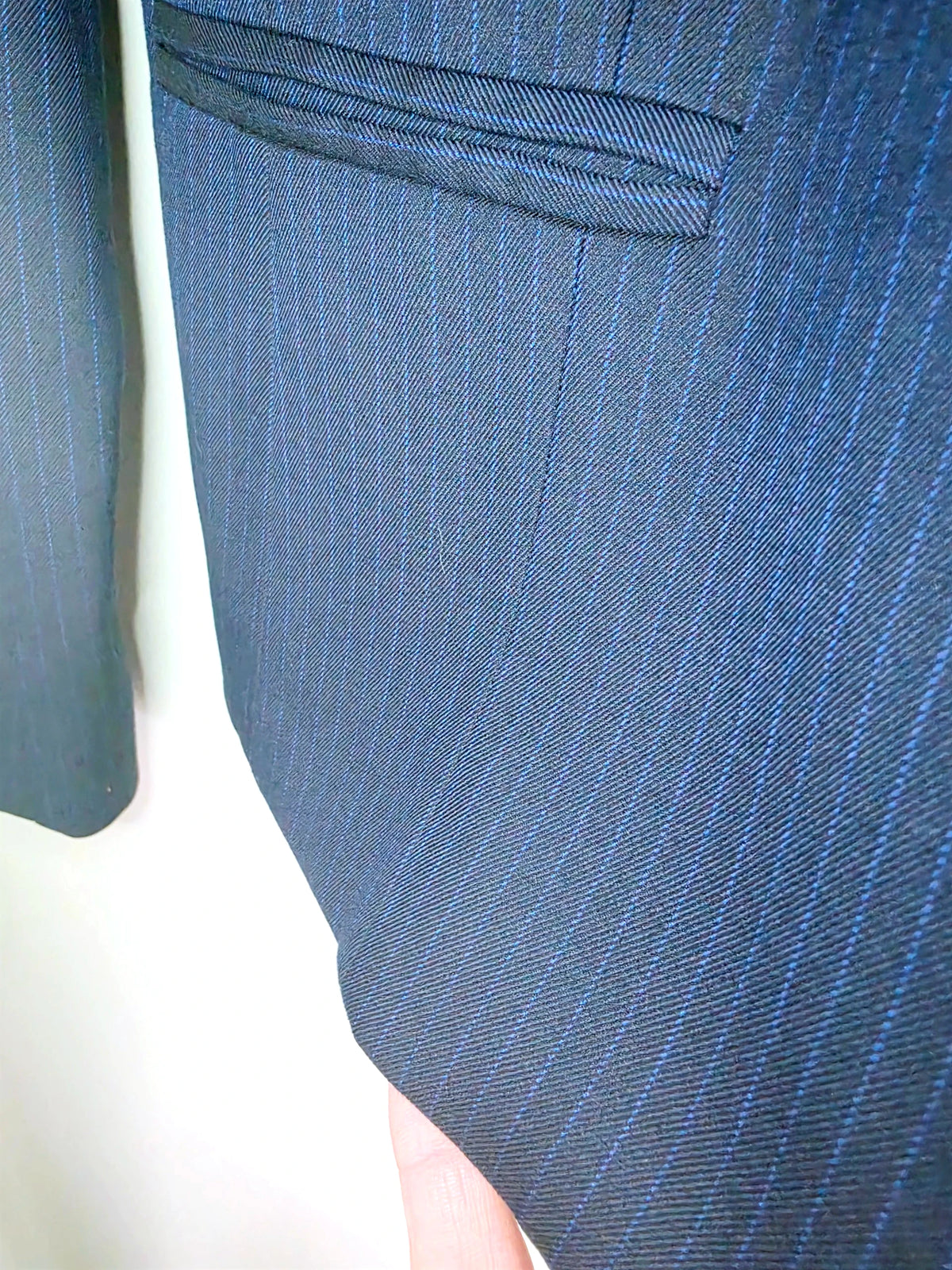 Veste chic et cintrée bleu marine à fines rayures - 𝐌𝐚𝐫𝐢𝐧𝐚𝟒𝟒𝐟𝐚𝐦𝐢𝐥𝐲
