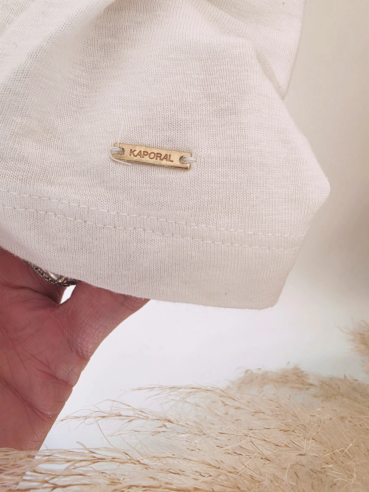 T-shirt blanc encolure en V au dos - 𝐌𝐚𝐫𝐢𝐧𝐚𝟒𝟒𝐟𝐚𝐦𝐢𝐥𝐲