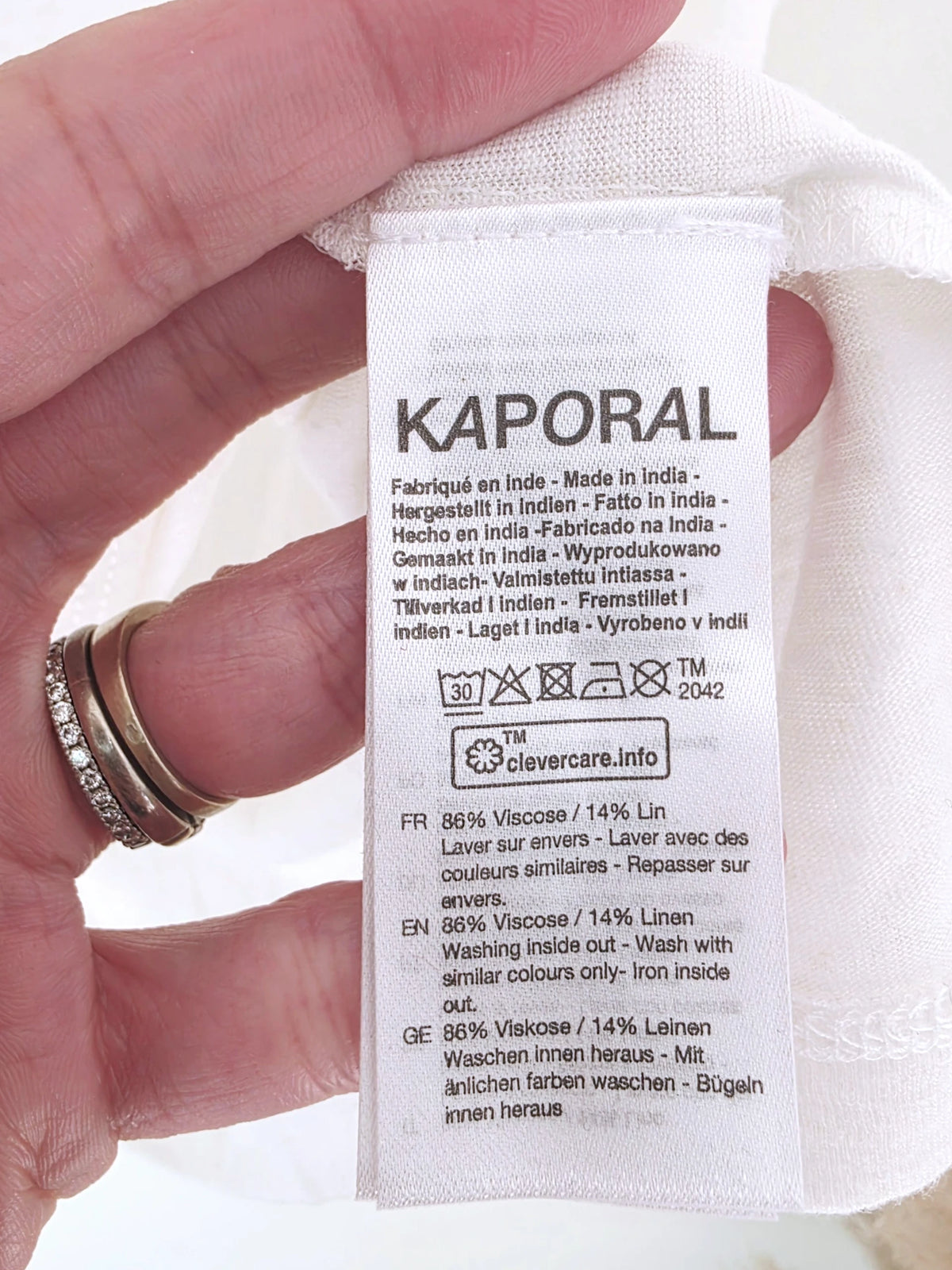 T-shirt blanc encolure en V au dos - 𝐌𝐚𝐫𝐢𝐧𝐚𝟒𝟒𝐟𝐚𝐦𝐢𝐥𝐲