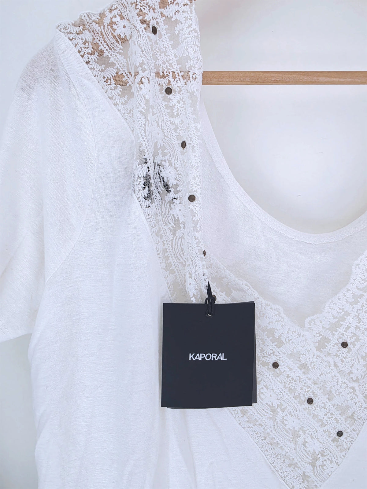 T-shirt blanc encolure en V au dos - 𝐌𝐚𝐫𝐢𝐧𝐚𝟒𝟒𝐟𝐚𝐦𝐢𝐥𝐲