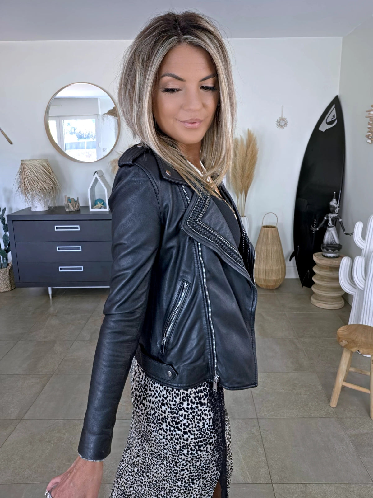 Perfecto noir 100% cuir muni de perles bijoux