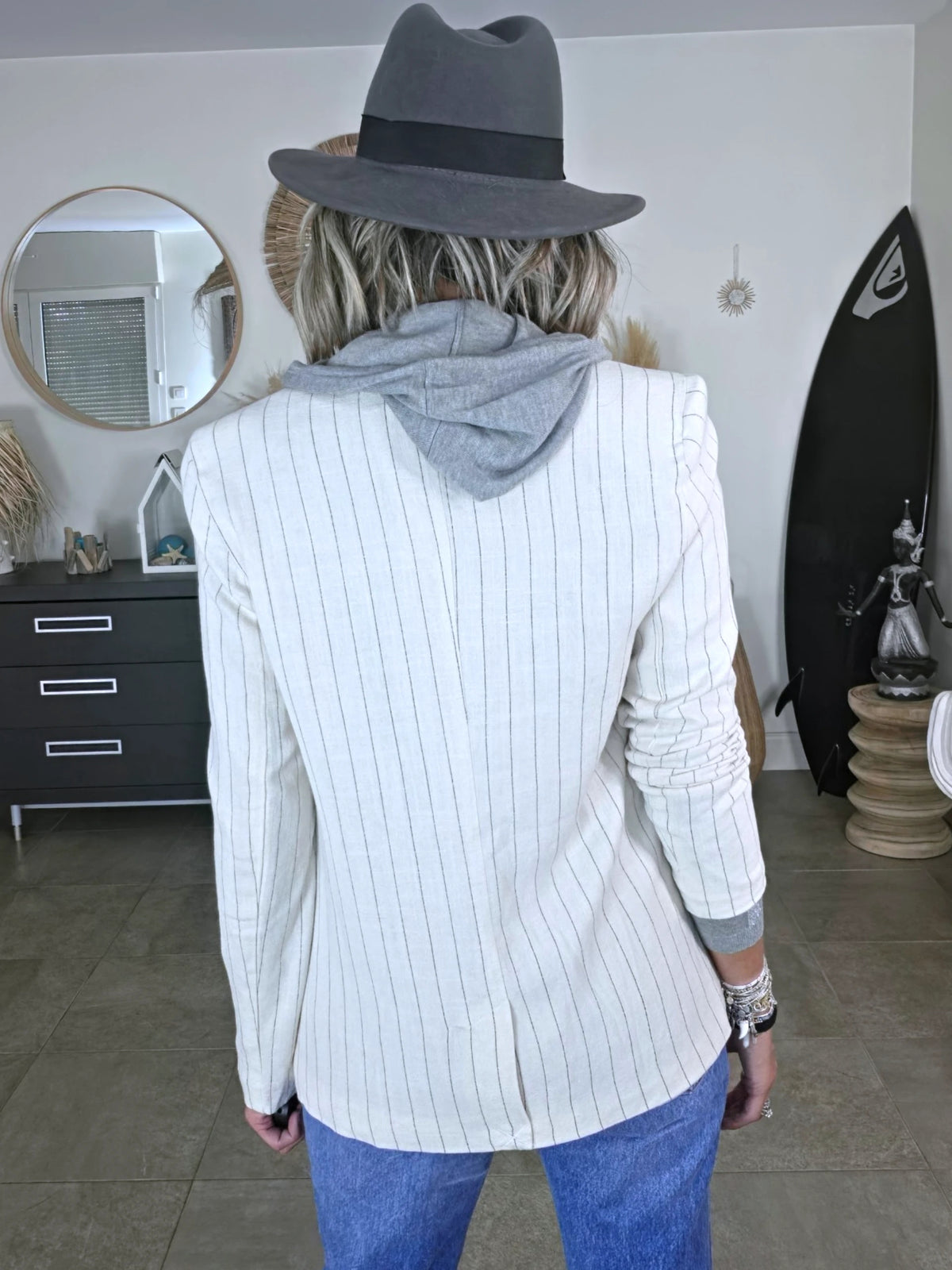 Veste blanc cassé à fines rayures