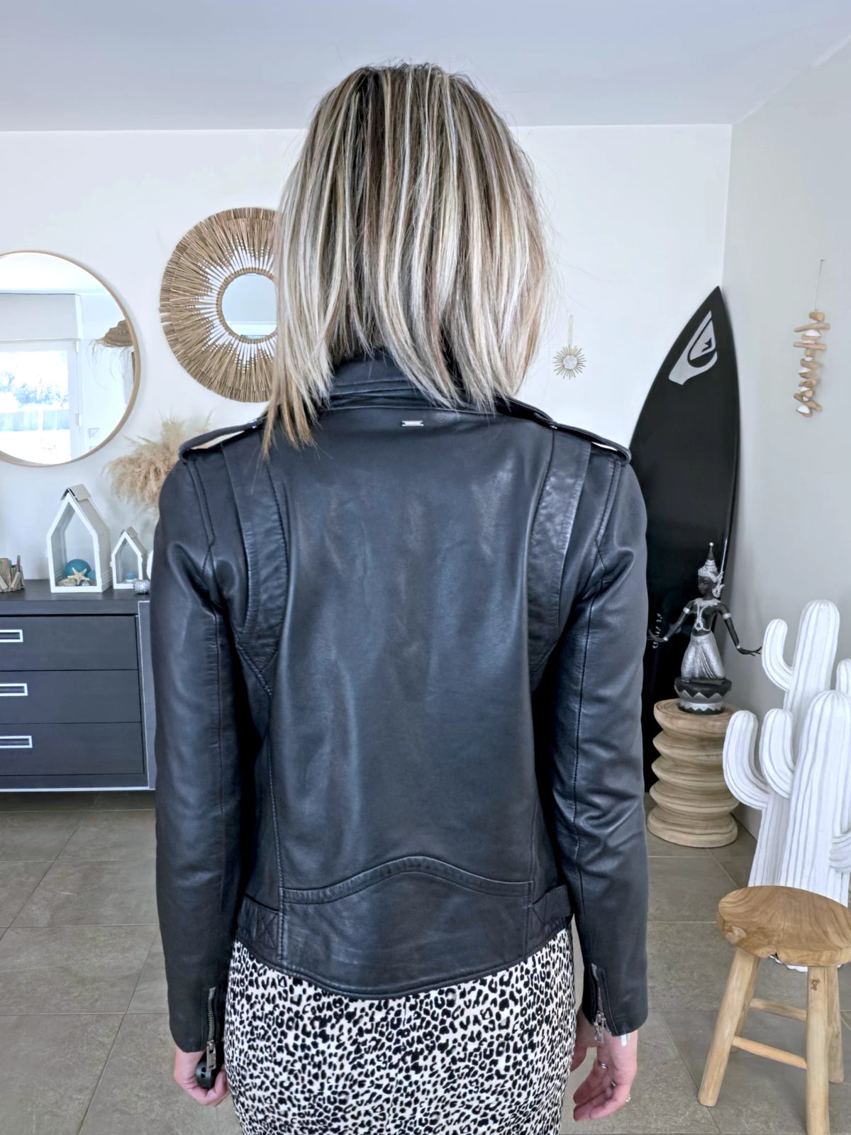 Perfecto noir 100% cuir muni de perles bijoux