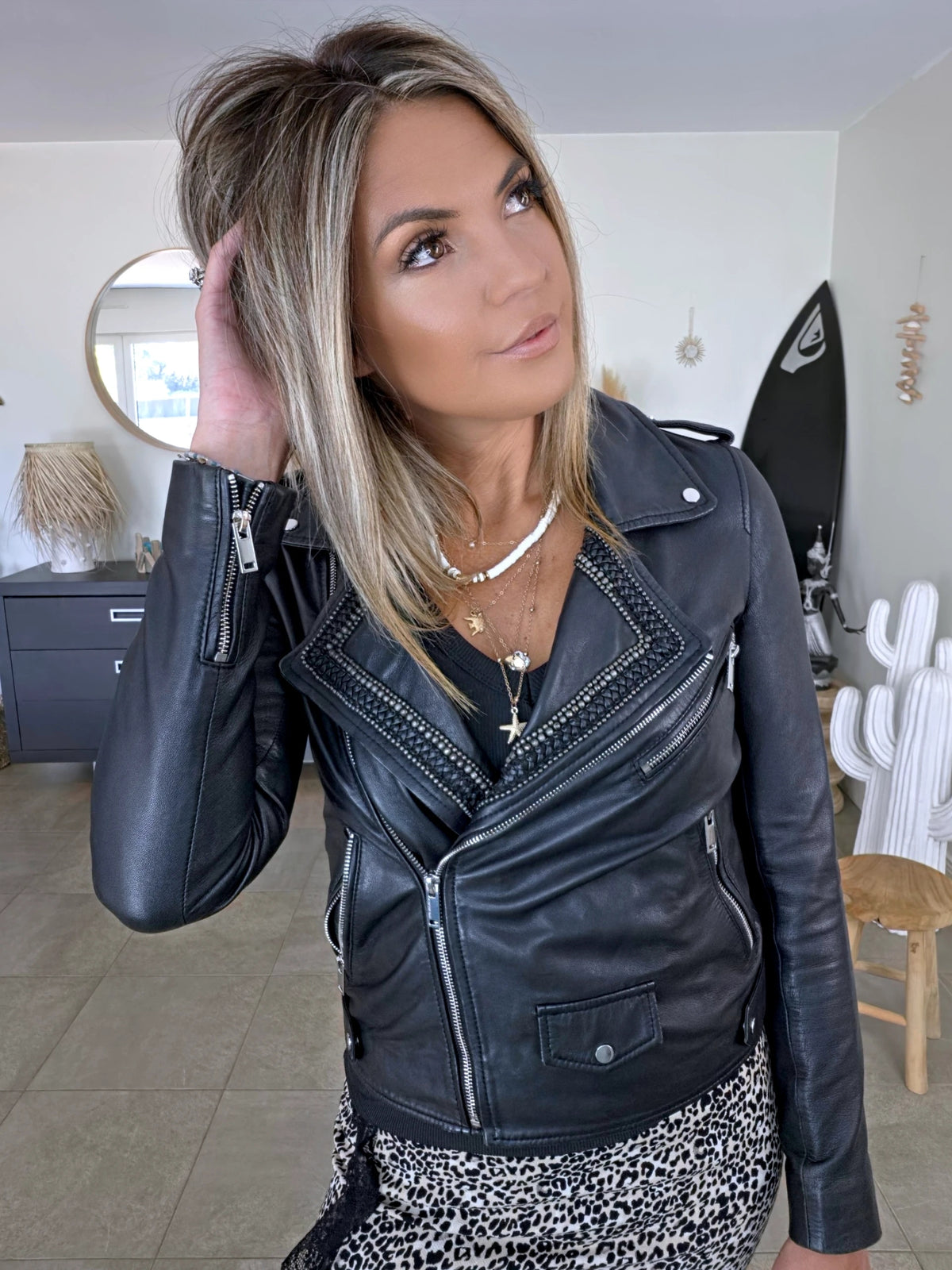 Perfecto noir 100% cuir muni de perles bijoux
