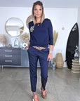 Pull bleu marine à poche léopard - 𝐌𝐚𝐫𝐢𝐧𝐚𝟒𝟒𝐟𝐚𝐦𝐢𝐥𝐲