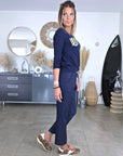 Pantalon chic et confort bleu marine à fines rayures - 𝐌𝐚𝐫𝐢𝐧𝐚𝟒𝟒𝐟𝐚𝐦𝐢𝐥𝐲