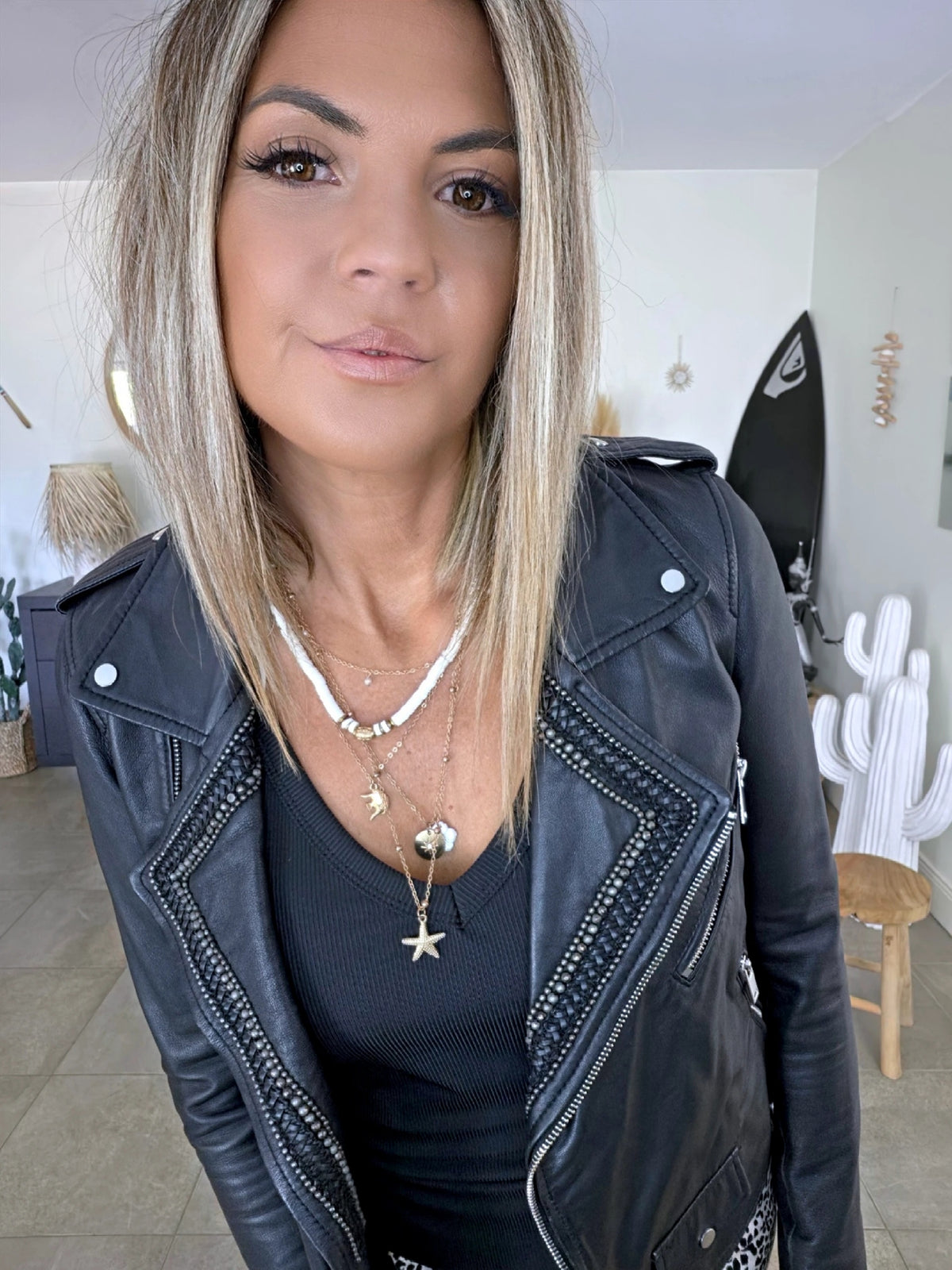 Perfecto noir 100% cuir muni de perles bijoux