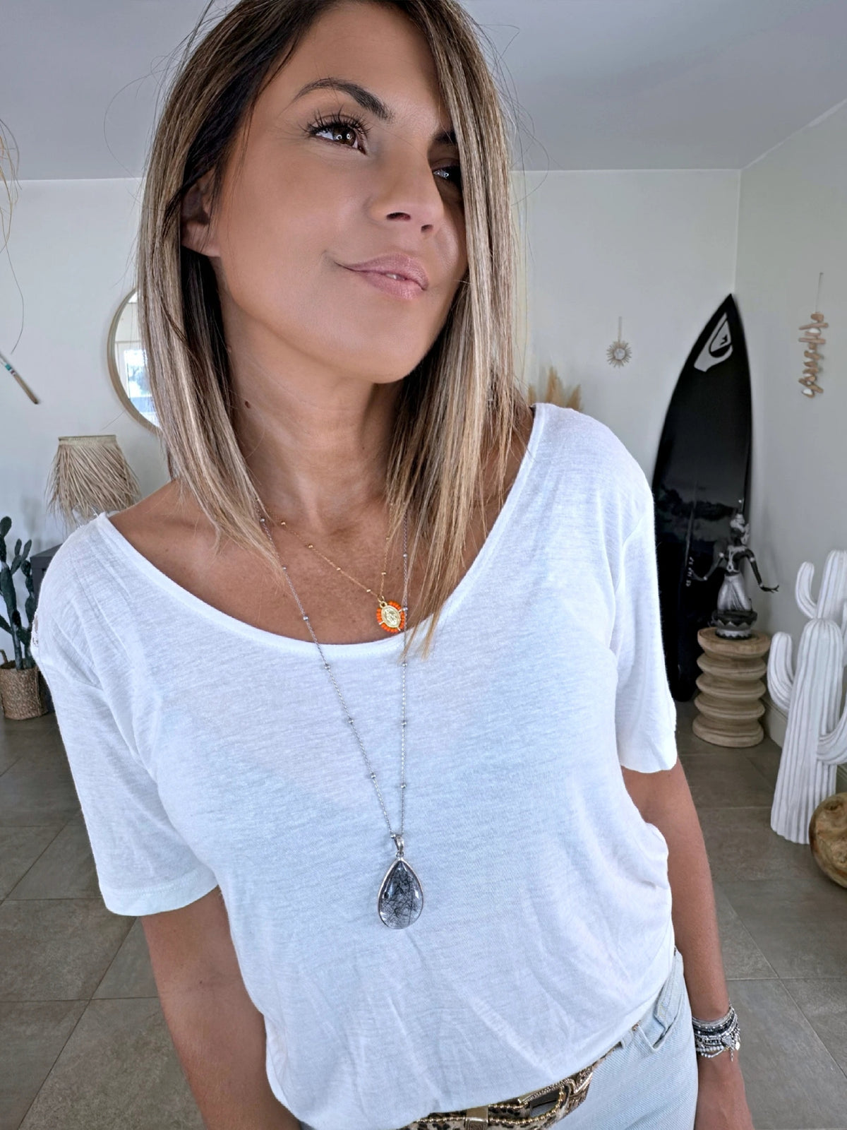 T-shirt blanc encolure en V au dos - 𝐌𝐚𝐫𝐢𝐧𝐚𝟒𝟒𝐟𝐚𝐦𝐢𝐥𝐲