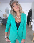 Veste cintrée verte avec pins éclair