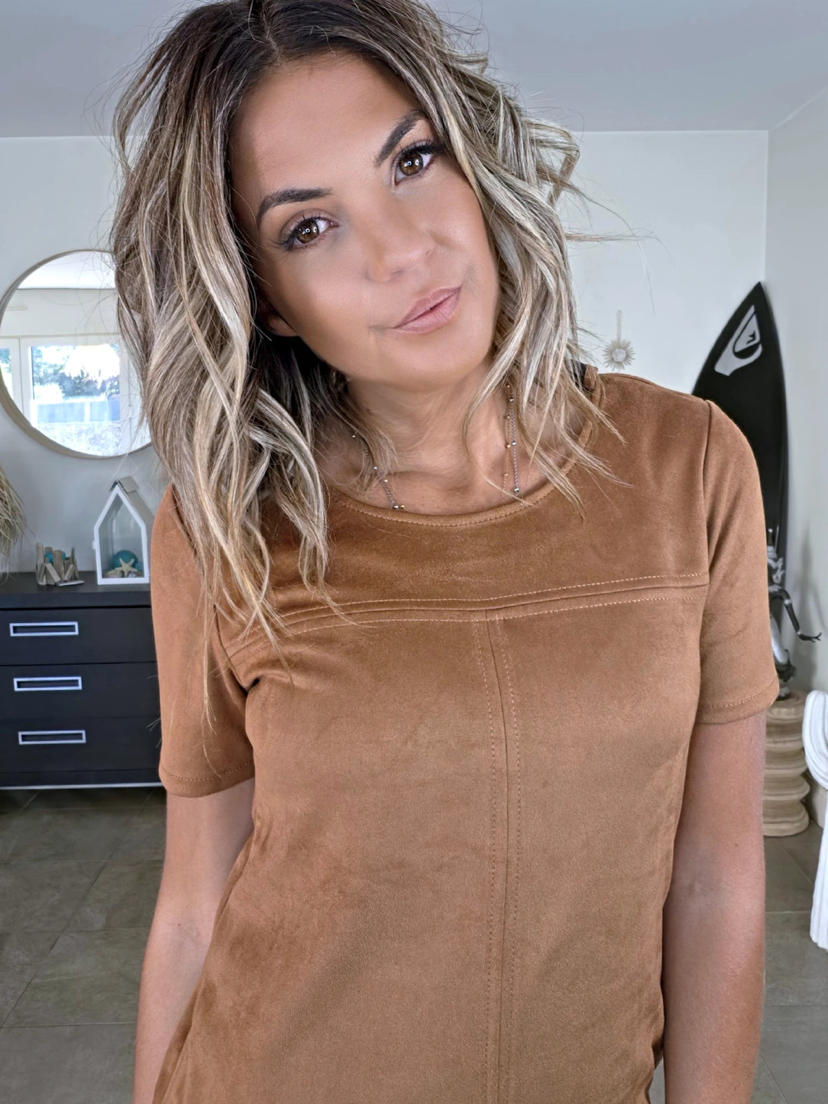 Robe suédine de couleur cognac - 𝐌𝐚𝐫𝐢𝐧𝐚𝟒𝟒𝐟𝐚𝐦𝐢𝐥𝐲