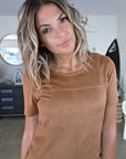 Robe suédine de couleur cognac - 𝐌𝐚𝐫𝐢𝐧𝐚𝟒𝟒𝐟𝐚𝐦𝐢𝐥𝐲