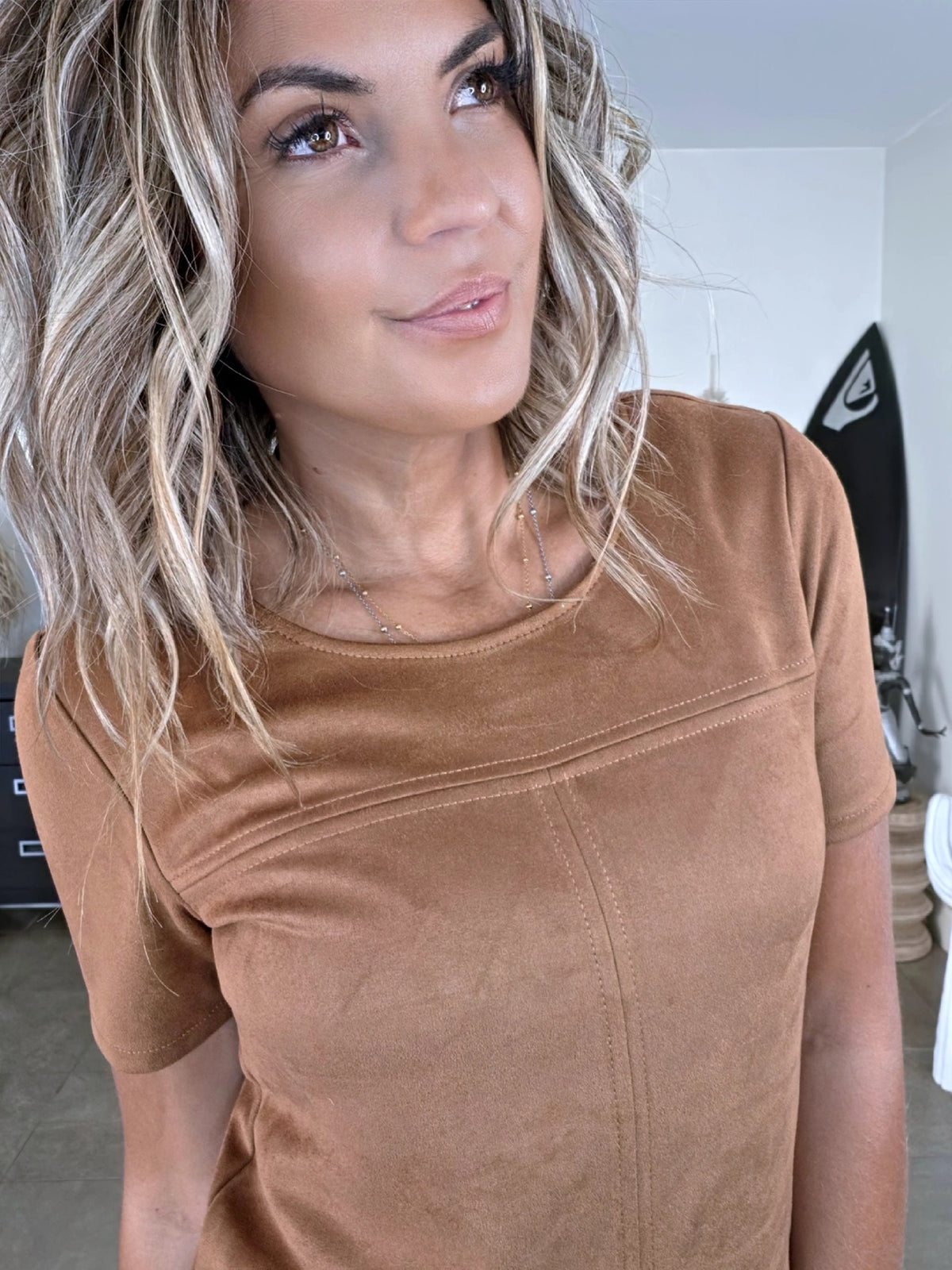 Robe suédine de couleur cognac - 𝐌𝐚𝐫𝐢𝐧𝐚𝟒𝟒𝐟𝐚𝐦𝐢𝐥𝐲