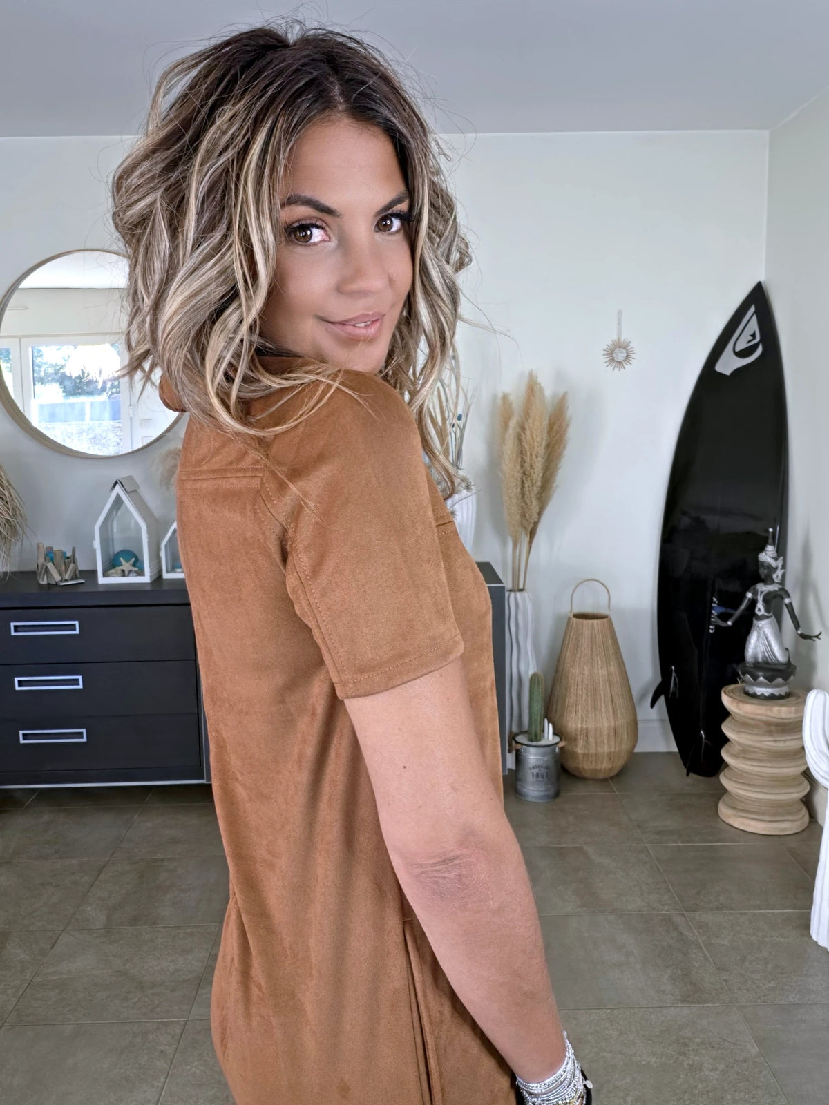 Robe suédine de couleur cognac - 𝐌𝐚𝐫𝐢𝐧𝐚𝟒𝟒𝐟𝐚𝐦𝐢𝐥𝐲