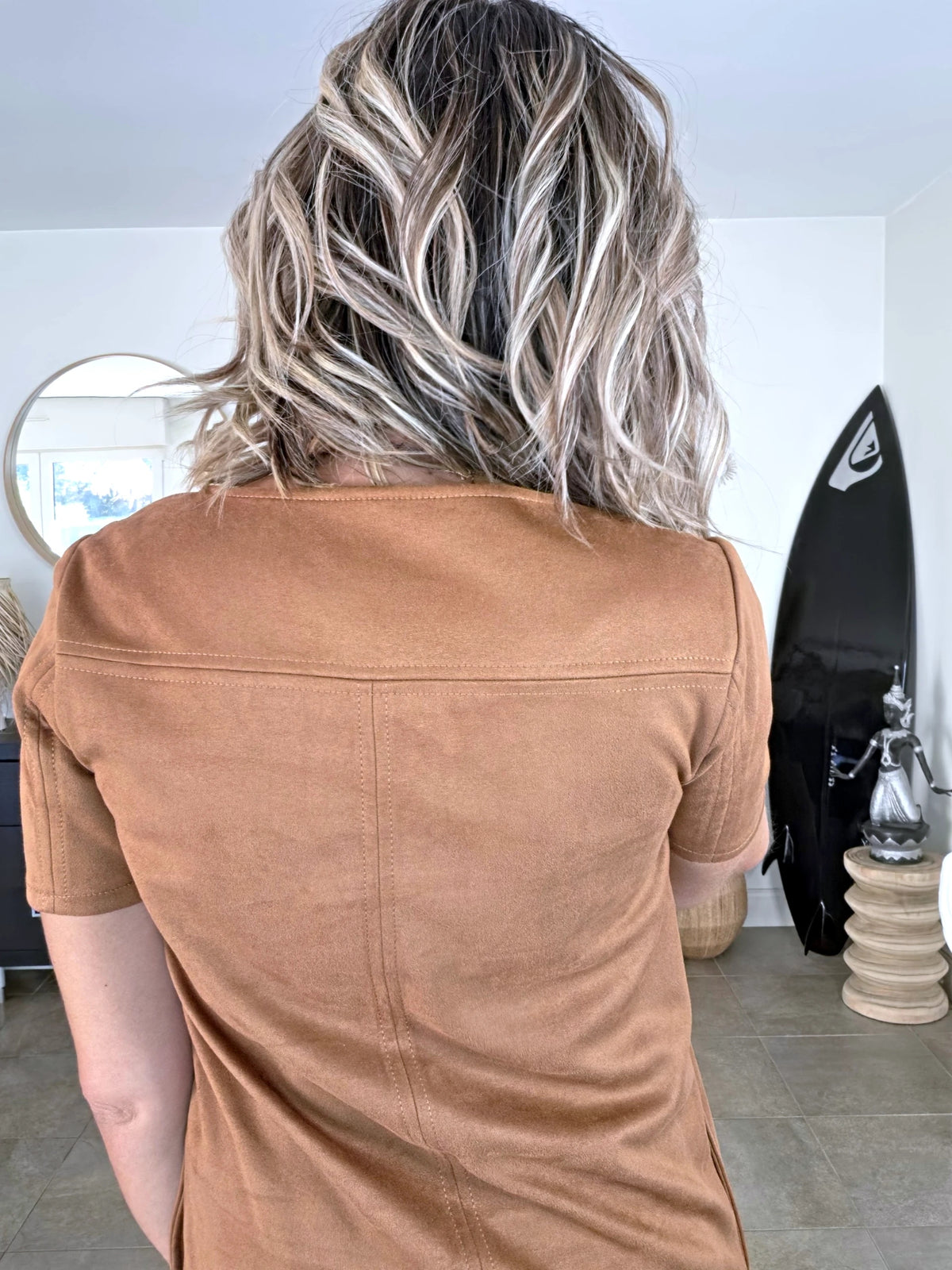 Robe suédine de couleur cognac - 𝐌𝐚𝐫𝐢𝐧𝐚𝟒𝟒𝐟𝐚𝐦𝐢𝐥𝐲