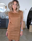 Robe suédine de couleur cognac - 𝐌𝐚𝐫𝐢𝐧𝐚𝟒𝟒𝐟𝐚𝐦𝐢𝐥𝐲