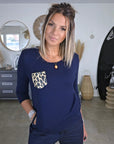 Pull bleu marine à poche léopard - 𝐌𝐚𝐫𝐢𝐧𝐚𝟒𝟒𝐟𝐚𝐦𝐢𝐥𝐲