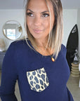 Pull bleu marine à poche léopard - 𝐌𝐚𝐫𝐢𝐧𝐚𝟒𝟒𝐟𝐚𝐦𝐢𝐥𝐲