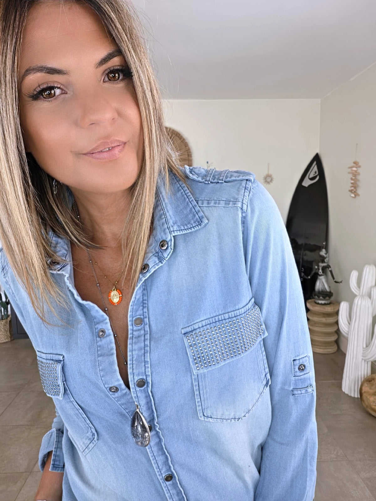 Chemise en denim bleu délavé