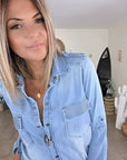 Chemise en denim bleu délavé