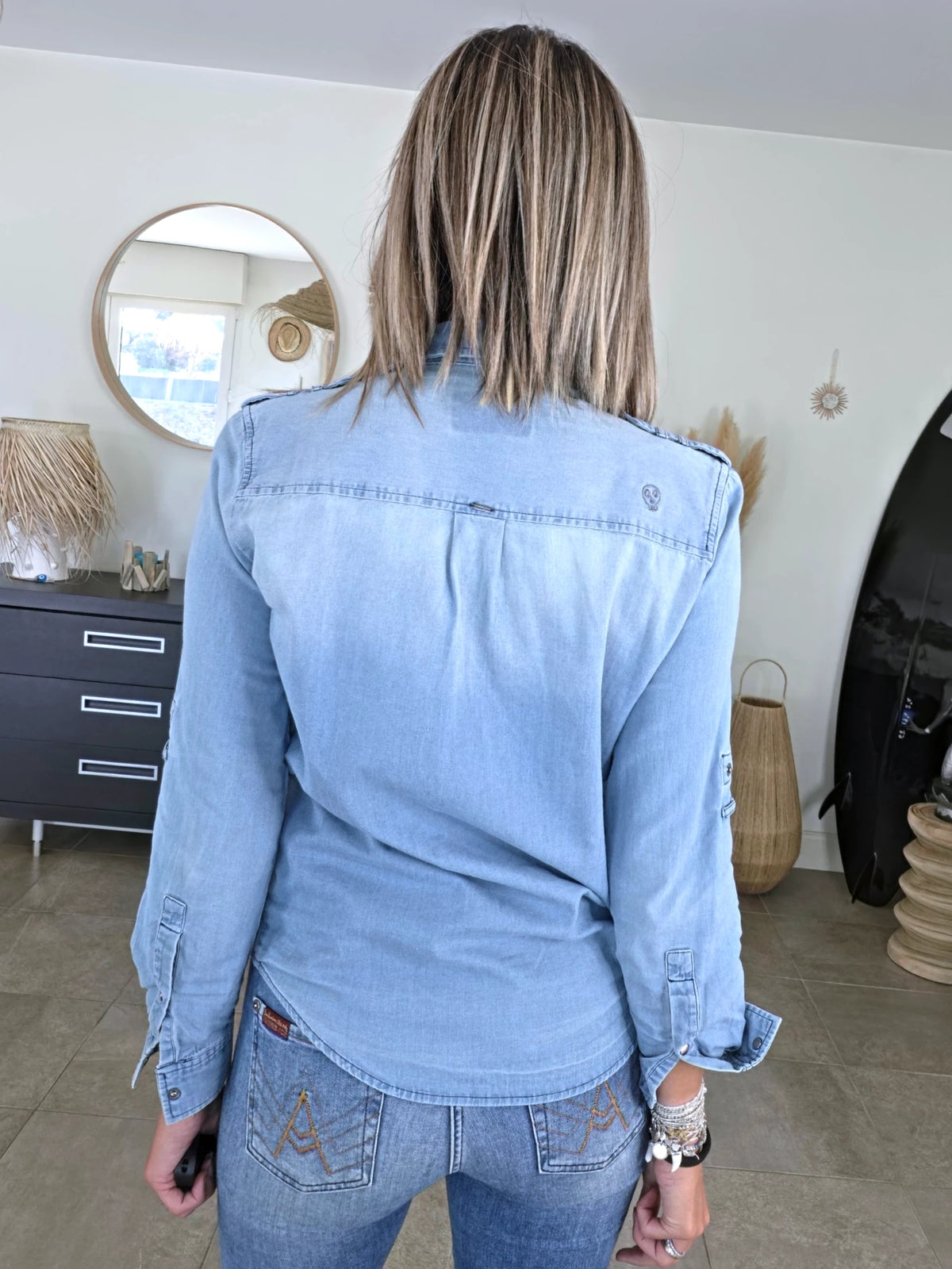 Chemise en denim bleu délavé