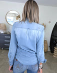 Chemise en denim bleu délavé