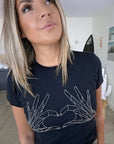 T-shirt noir muni de perles bijoux