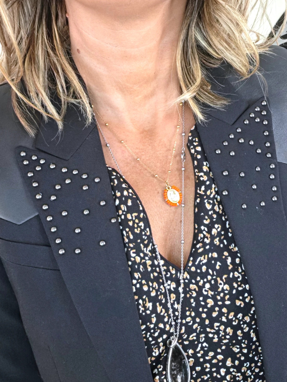 Blazer noir à épaulettes en cuir et clouté