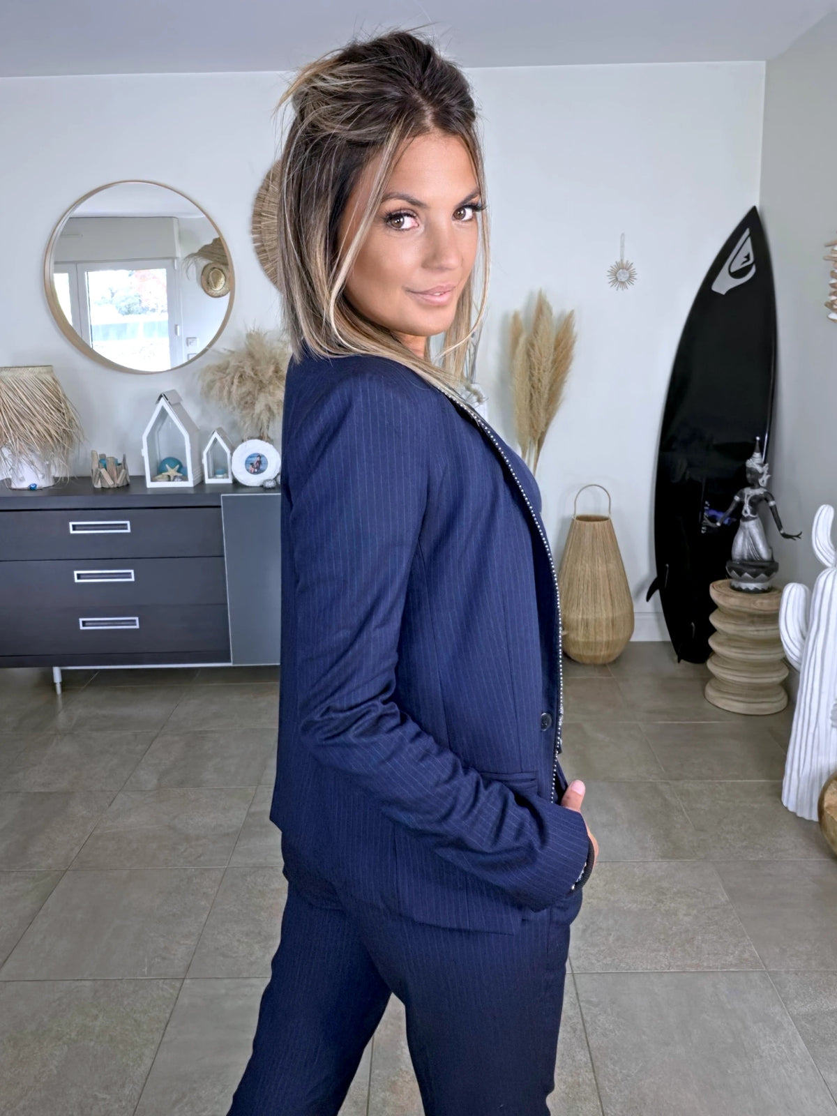Veste chic et cintrée bleu marine à fines rayures - 𝐌𝐚𝐫𝐢𝐧𝐚𝟒𝟒𝐟𝐚𝐦𝐢𝐥𝐲